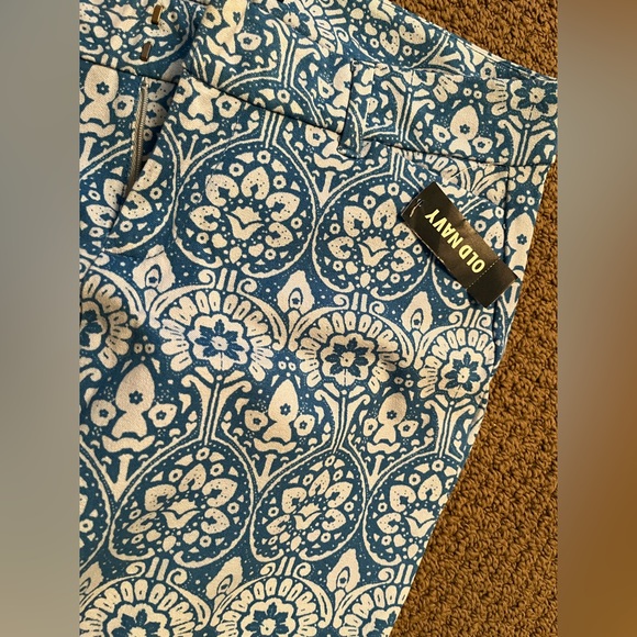 Brand New Old Navy Pixie capri in size 06 - Picture 4 of 7